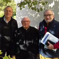 Le père Jean-Maurice Champagne entouré de Jean Louis Charrier à sa droite, et Jean Paul Tourvieille