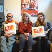 Marlène Touka (mosaïste), Lydie Paumier (pastelliste) et Elodie Boisseau (chargée de projets culturels de l'association Gaspart)