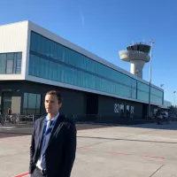 Simon Dreschel devant la nouvelle jetée de l'aéroport de Bordeaux