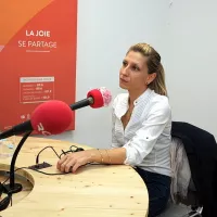 Aurore Bruna dans le studio RCF (©Dialogue RCF)