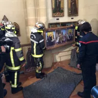 Dans cet exercice incendie, les pompiers ont emballé 10 œuvres de la salle du trésor de l'église Saint-André, sur la place Pey Berland à Bordeaux, ©Clément Guerre