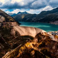 Un barrage en montagne