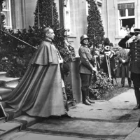 Berlin, 1927. Avant de devenir Pie XII, Mgr Pacelli fut nonce en Allemagne et secrétaire d’État de son prédécesseur, Pie XI, auteur d’une encyclique dénonçant le nazisme. adoc-photos