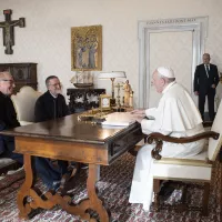 Le P. Pierluigi MACCALLI, missionnaire, ancien otage au Niger, en audience privée par le pape François au Vatican, le 09/11/2020 ©VaticanMedia-Foto/CPP/CIRIC