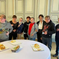 Yvette Masson-Franzil avec les jeunes bénéficiaires de L'AFAEDAM