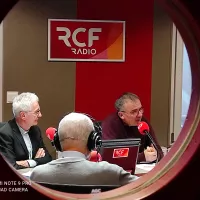 Mgr Delmas, Mgr Cesbron et le Père Batardière dans les studios de RCF Anjou