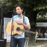 Vianney a donné un concert gratuit dans le cadre de l'heure solidaire pour Habitat et Humanisme © RCF Sarthe