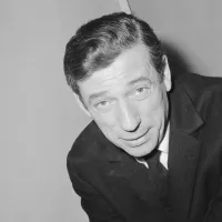 Yves Montand dans une loge du Théâtre Royal de La Haye (Pays-Bas), le 9 février 1965 ©Wikimédia commons