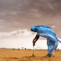 Femme travaille dans le désert à Mberra ©Jean-Marie Hosatte