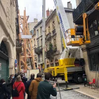 Une grue a été installée rue de la Rousselle pour retirer les gravats de la chaussée ©Clément Guerre pour RCF Bordeaux