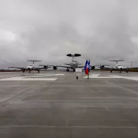 Un Awacs, entouré de deux Xingu sur la piste de la base d'Avord © RCF - Guillaume Martin-Deguéret.