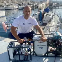 Le skipper angevin Fabrice Amedeo a fait le tour de France des microplastiques ©DR