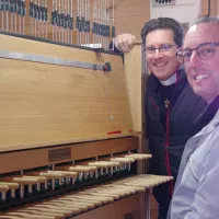 © RCF Anjou - Père Matthieu Lefrançois, curé de la paroisse et  Sébastien Rabiller, titulaire du carillon