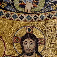 Le Christ couronné par la main de Dieu, détail de la mosaïque absidiale réalisée dans la 2nde moitié du XIIe s., Santa Maria in Trastevere, Rome, Italie - Crédits : Corinne SIMON/CIRIC