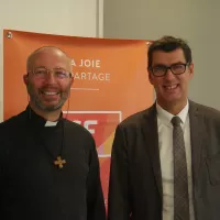 Le P. Henry Fautrad, adjoint au service de la Pastorale (à gauche) et Eric Martinez, directeur de l’Enseignement Catholique de la Sarthe (à droite) © RCF Sarthe