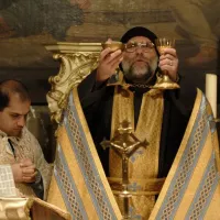Messe à Saint Ephrem, paroisse syriaque catholique de paris avec en deuxième plan le père Wardé / Crédits : Blog jeunes cathos