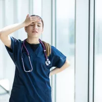 Infirmière fatiguée ©freepik