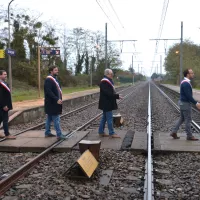 Les quatre maires du Sud-Gironde imitent les Beatles en gare de Saint-Macaire ©Mairie de Caudrot.