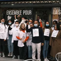 Les élèves du collège Chape à Marseille ont participé au service du repas de Noël pour les sans abris d'Emmaüs ©Nina Pavan