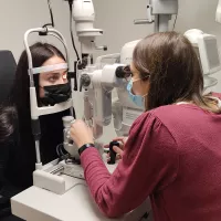 Dans le camion, une orthoptiste examine les patients, qui auront le diagnostic de l'ophtalmologue du CHU d'Angers en visioconférence. ©RCF Anjou