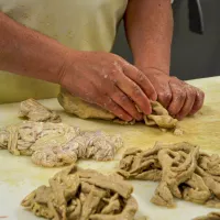 fabrication de l'andouillette à la main - © Bobosse