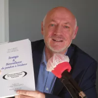 Gilles Cabaret, co-auteur du livre "Stratégie et bienveillance : du paradoxe à l'évidence" © RCF Sarthe