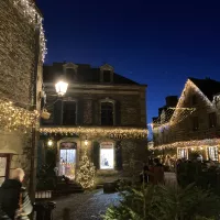 Les illuminations du centre-ville de Rochefort-en-Terre. ©Sophie Piéplu.