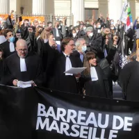 Magistrats et avocats du Barreau de Marseille manifestent devant le Palais de Justice ©Robert Poulain