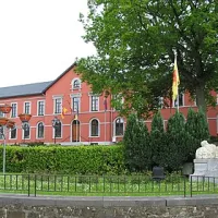 © Le monument aux morts et la maison communale de Nassogne