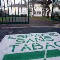 L'espace sans tabac est indiqué par des marquages au sol à l'école Maryse Bastié © RCF - Guillaume Martin-Deguéret.