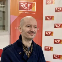 Gilles Balmet dans le studio de RCF Isère