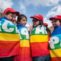 28 mai 2014 : Des jeunes drapés dans le drapeau de la paix attendent la venue du pape François lors de l'audience générale sur la place Saint-Pierre, Vatican ©M.MIGLIORATO/CPP/CIRIC