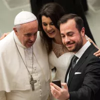 Le pape François pose avec un couple de jeunes mariés, Rome, le 05/02/2015 ©M.MIGLIORATO/CPP/CIRIC