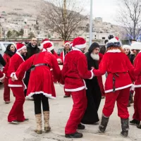 Déguisés en Père Noël, des jeunes chrétiens maronites du village de Deir al-Ahmar, au Liban, font un selfie autour du Père Élias, le 2/12/2016 ©Chloe SHARROCK/CIRIC