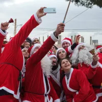 Déguisés en Père Noël, des jeunes chrétiens maronites du village de Deir al-Ahmar, au Liban, font un selfie autour du Père Élias, le 2/12/2016 ©Chloe SHARROCK/CIRIC