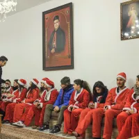 Déguisés en Père Noël, des jeunes chrétiens maronites du village de Deir al-Ahmar, au Liban, font un selfie autour du Père Élias, le 2/12/2016 ©Chloe SHARROCK/CIRIC