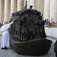 Le pape François inaugure une sculpture représentant des migrants sur un radeau, le 01/10/2019, Vatican © VATICAN POOL/CPP/CIRIC