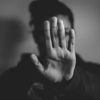 Mensonges, mutisme, manipulation, intimidation, autoritarisme… Parfois on n'arrive pas à repérer les violences sournoises ©Unsplash