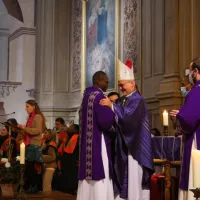Oscar Akoha lors de son ordination diaconale, avec Mgr Georges Colomb © Diocèse de La Rochelle