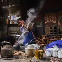 Préparation du thé dans la province du Sichuan en Chine / ©Tuul et Bruno Morandi