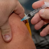 Administration d'une dose de vaccin