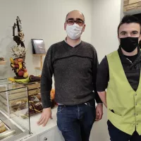  Mickaël Boyer Pereira, co gérant de la pâtisserie Castel'Praliné à Châteauroux, et l'un des employés. © RCF - Hugo Sastre.