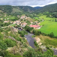 Vue sur le village de Goudet depuis le Château de Beaufort, fin de la 2e étape du Chemin de Stevenson © Martin Obadia