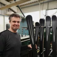 Le champion olympique Antoine Dénériaz, dans sa manufacture de skis, en Haute-Savoie