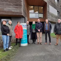 Comme d'autres confrères, Frédéric Defin (2ème à partir de la droite) espère trouver son futur salarié lors des deux journées de découverte du métier de couvreurs organisées, les 1er et 3 février prochains, par Pôle Emploi et les représentants des branches professionnelles du bâtiment.