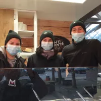 Nadia, Louisa et Gabriel à bord de leur friterie roulante