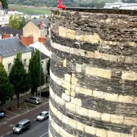 © Page Facebook Laure Duquesne Sculpture - Une sculpture de la dame assise sur une tour du château d'Angers