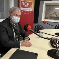 Richard Lioger dans les studios de RCF à Metz