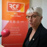 Caroline Roose dans le studio de RCF Nice Côte d'Azur