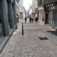 La rue Coursarlon à Bourges affiche un fort taux de vacance commerciale © RCF - Guillaume Martin-Deguéret.